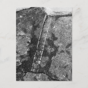 Carte Postale Photo de ligne de peinture usée sur un parking enn