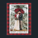 Carte Postale Photo de mariage de Noël plaid rouge buffle Merry<br><div class="desc">Carte postale de vacances de Noël de mariage de plaid rouge buffle</div>