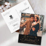 Carte Postale Photo de Noël romantique or et noir Joyeux Noël<br><div class="desc">Cette carte postale photo de Noël présentant une élégante et romantique écriture calligraphiée tourbillonnante avec des brindilles de cônes de pin,  des étoiles et un message texte personnalisé au verso. Pour une personnalisation plus avancée de ce design,  veuillez cliquer sur le bouton OUTIL DE DESIGN BLEU ci-dessus !</div>