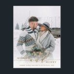 Carte Postale Photo de vacances doré de jeunes mariés heureux et<br><div class="desc">Célébrez votre premier Noël de mariage avec votre famille et vos amis. Pour une personnalisation plus avancée de ce design,  veuillez cliquer sur le lien Personnaliser davantage pour modifier la police,  la taille,  la couleur,  etc.</div>