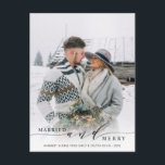 Carte Postale Photo de vacances Mariée et Joyeuse mariée<br><div class="desc">Célébrez votre premier Noël marié avec votre famille et vos amis. Pour une personnalisation plus avancée de cette conception,  veuillez cliquer sur le lien Personnaliser supplémentaire pour changer la police,  la taille,  la couleur,  etc.</div>