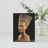 Carte Postale Photo du buste Nefertiti au Musée Neues (Debout devant)