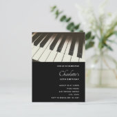 Carte Postale Photo élégant en N&B de touches de piano - Invitat (Debout devant)