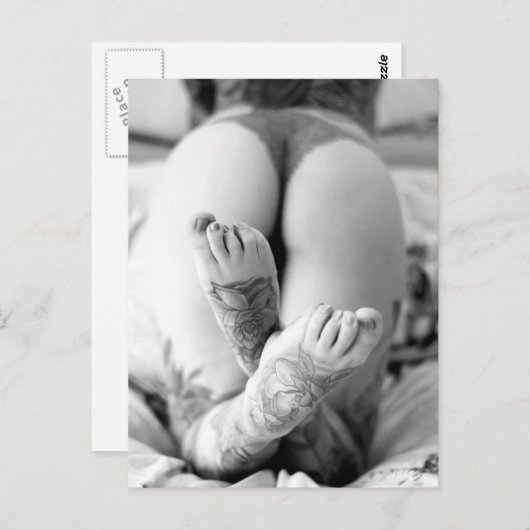 Carte postale photo N&B jambes tatouées (Devant / Derrière)