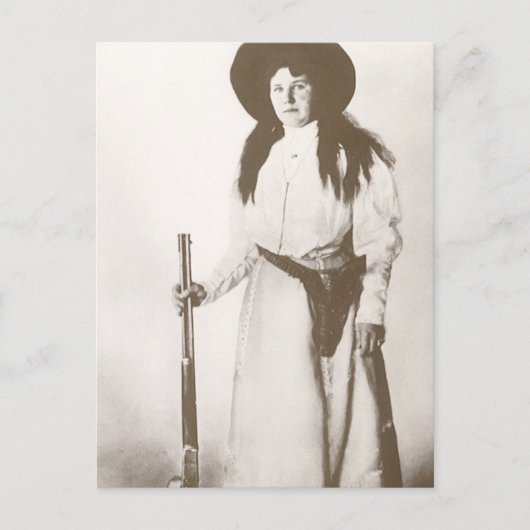 Carte Postale Photo Portrait d'une fille qui tient un fusil, c19 (Devant)