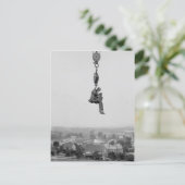 Carte Postale Photographe Avec Caméra Suspendu De Hook (Debout devant)