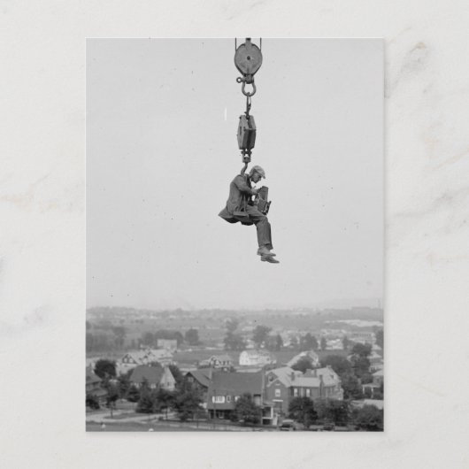 Carte Postale Photographe Avec Caméra Suspendu De Hook (Devant)