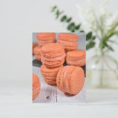 Carte Postale Photographie alimentaire Macarons à la Pêche à la  (Debout devant)