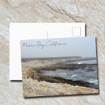 Carte Postale Photographie côtière de Morro Bay en Californie<br><div class="desc">Une journée brouillard couvert à Morro Bay en Californie avec les vagues de l'océan frappant les rochers sur le rivage sur cette photo de plage. Cette carte postale de voyage en bord de mer présente un script noir cursif au-dessus des rochers de la plage et du ciel gris.</div>