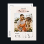 Carte Postale Photographie du calendrier Splash Enregistrer la d<br><div class="desc">Invités Invitations à votre mariage avec ce calendrier personnalisable simple et moderne enregistrer l'invitation de date. La photo sur la carte peut être changée à la vôtre. Cette sauvegarde de l'invitation à la date est parfait pour toute saison.</div>
