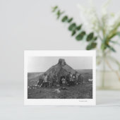 Carte Postale Photographie d'un igloo eskimo près de Nome, Alask (Debout devant)