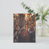 Carte Postale Photographie intérieure de la librairie d'occasion (Debout devant)