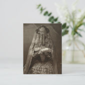 Carte Postale Photographie victorienne éffrayante d'une femme mo (Debout devant)