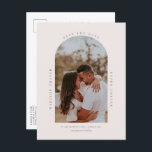 Carte Postale Photos minimalistes en arc moderne Enregistrer la<br><div class="desc">Invités Invitations à votre mariage avec cette simple et moderne personnalisable enregistrer l'invitation de date. La photo sur la carte peut être changée à la vôtre. Cette sauvegarde de l'invitation de date est parfait pour toute saison.</div>
