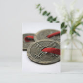 Carte Postale Pièces de chance chinoises (Debout devant)