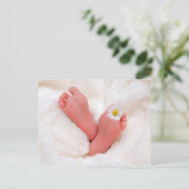 Carte Postale Pieds bébé avec marguerite (Debout devant)