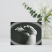 Carte Postale pieds de nouveau-né (Debout devant)