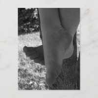 Pieds jeunes noirs et blancs