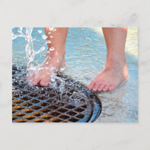Carte Postale pieds par drain ongles peints fontian.JPG