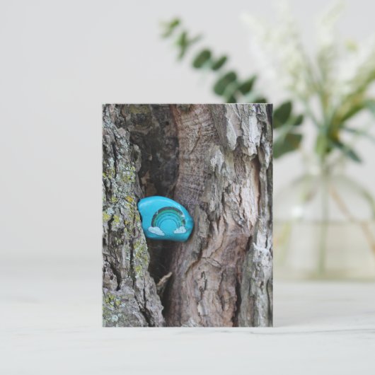 Carte Postale Pierre RAK Little Rainbow Peinte Cachée dans un Ar (Debout devant)