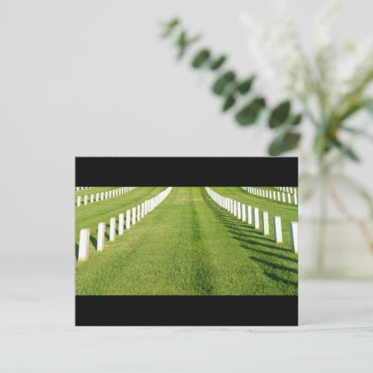 Carte Postale Pierres tombales de cimetière (Debout devant)