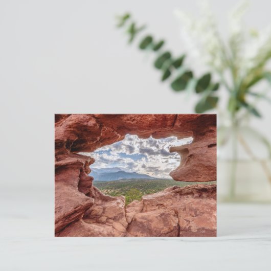 Carte Postale Pikes Peek à travers un trou dans le rocher (Debout devant)