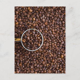 Carte Postale Pile de haricots de café avec la coupe de café ple