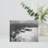 Carte Postale Pilotes nègres dans un avion de chasse P-40 à noeu (Debout devant)