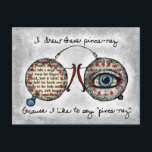 Carte postale Pince-Nez<br><div class="desc">Pince-Nez est une drôle d'image surréaliste,  avec ce type de lunettes avec un seul oeil sur le côté droit,  du texte du livre,  des points rouges et de l'écriture manuscrite sur un arrière - plan gris. Il dit,  "J'ai dessiné ces pince-nez parce que j'aime dire "pince-nez"</div>