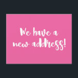 Carte Postale Pink Hot Minimaliste Nous Avons Déménagé Nouvelle<br><div class="desc">Ce minimaliste moderne que nous avons déplacé carte postale de faire-part comprend des lettres de brosse amusantes en rose et blanc chaud.</div>