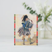 Carte Postale Piper écossais, balançoire du kilt (Debout devant)