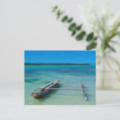 Carte Postale Pirogue à balancier dans un océan peu profond (Debout devant)