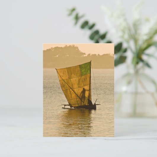 Carte Postale Piroguier Vezo (Debout devant)