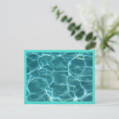 Carte Postale Piscine à bordure turquoise (Debout devant)