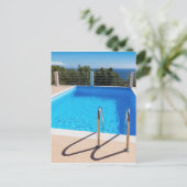 Carte Postale Piscine bleue avec escaliers en mer (Debout devant)