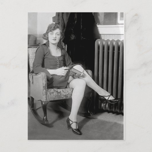 Carte Postale Pistolet caché dans la jarretière, 1922 (Devant)