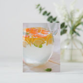 Carte Postale Pitcher avec eau et fruits (Debout devant)