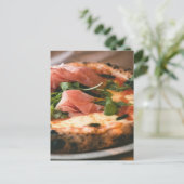 Carte Postale Pizza italienne Prosciutto (Debout devant)