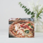 Carte Postale Pizza napoletana italienne (Debout devant)