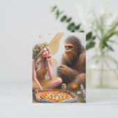 Carte Postale Pizza Night Sasquatch et Fairy (Debout devant)