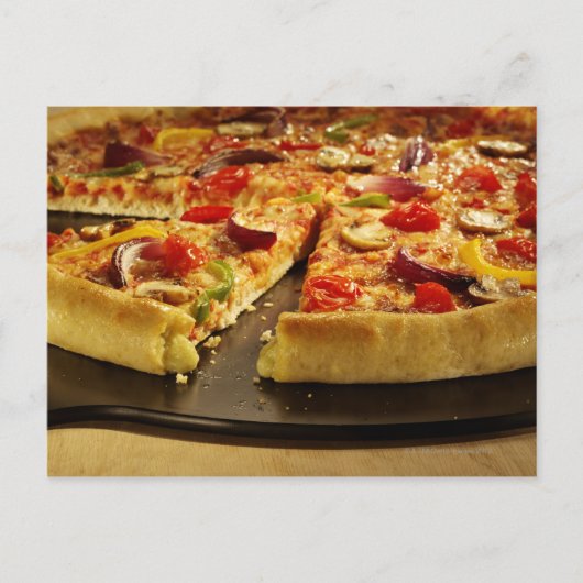 Carte Postale Pizza végétale coupée sur poêle noir sur bois (Devant)