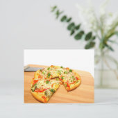 Carte Postale Pizza végétale gourmande (Debout devant)
