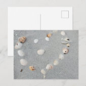 Carte Postale Plage avec Coeur faite de coquillages. (Devant / Derrière)