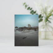Carte Postale Plage brumeuse avec stacks marins (Debout devant)