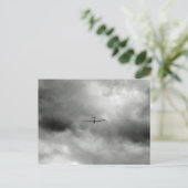 Carte Postale Planeur volant dans le ciel gris (Debout devant)