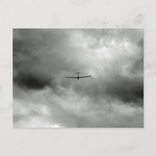 Carte Postale Planeur volant dans le ciel gris (Devant)
