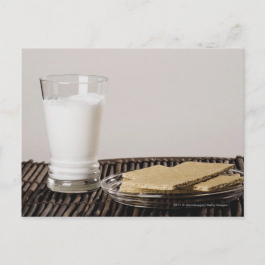 Carte Postale Plaque de snacks avec un verre de lait (Devant)