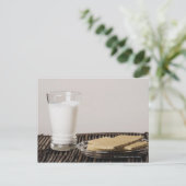 Carte Postale Plaque de snacks avec un verre de lait (Debout devant)