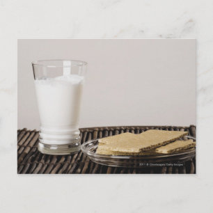 Carte Postale Plaque de snacks avec un verre de lait