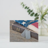 Carte Postale Plaques d'identité militaire sur une Bible avec dr (Debout devant)